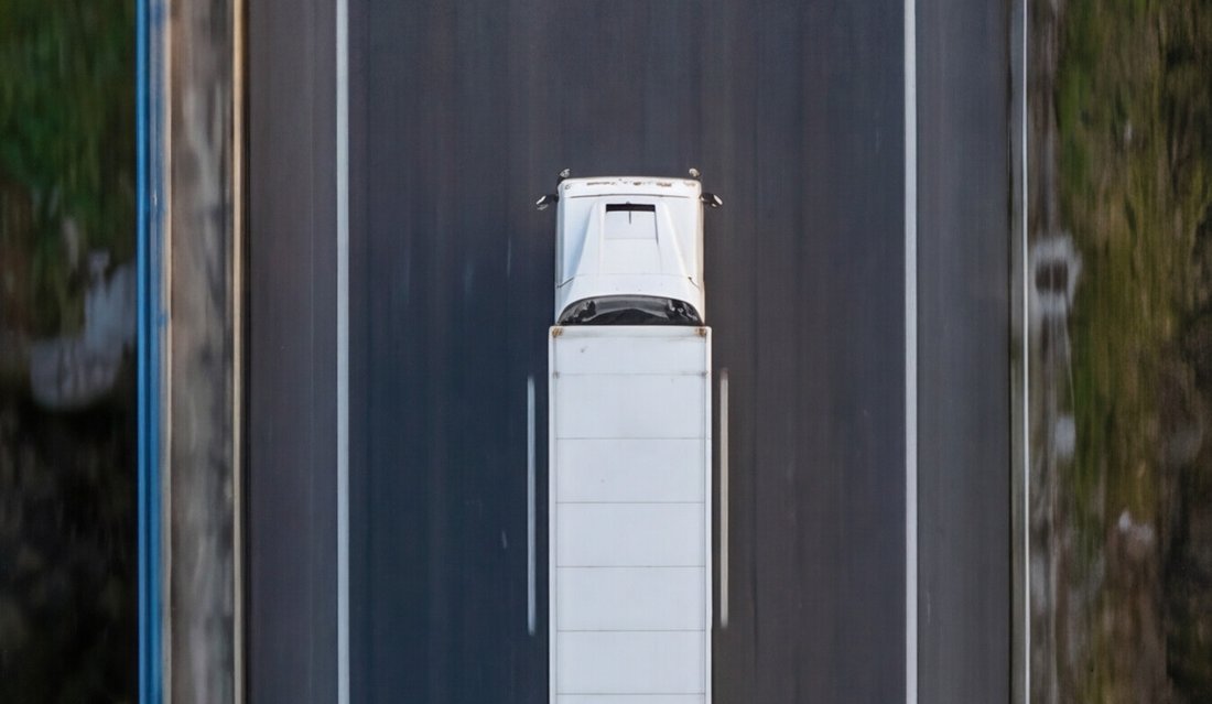 Vista aérea de un camión en autopista